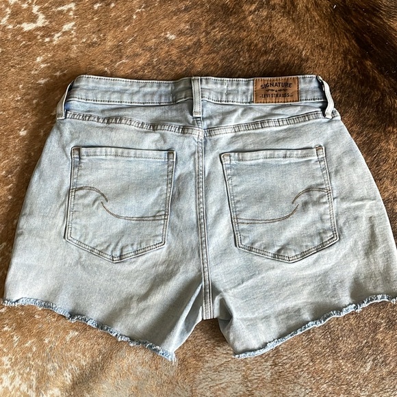 Levi shorts- high rise - Picture 2 of 4